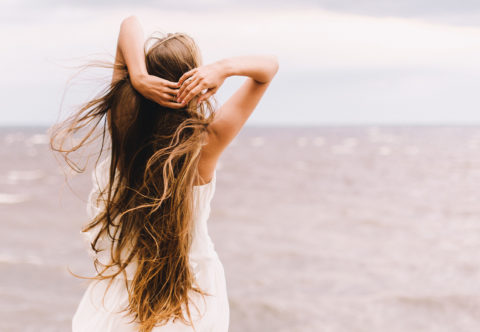 Kadeřnice radí: Jak skamarádit vlasy se sluncem, mořem i s bazénem?