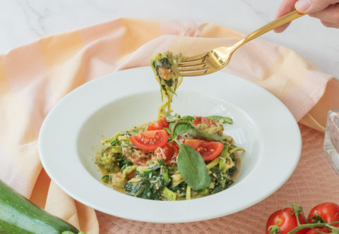 Když mám chuť na odlehčený oběd, dělám špagety z cukety. Recept a tipy na to, jak je servírovat