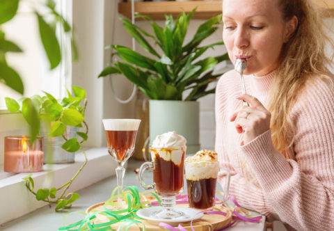 3 zimní kávy se šlehačkou a kapkou alkoholu, které vás zahřejí i nakopnou