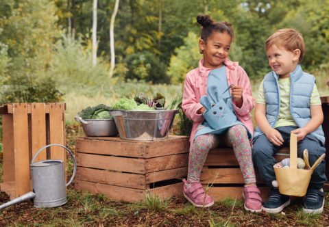 Je jaro, vypusťme děti ven! Jak je obléknout, aby odolaly větru, bahnu, slunci i dešti?