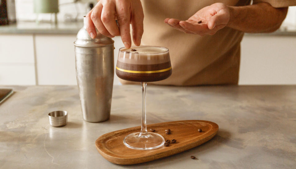 Umíchejte si doma Espresso Martini – ikonický koktejl z vašich oblíbených filmů