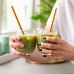 Ledové matcha latté s jahodami: Vyzkoušejte trend letošního léta, který osloví i ty, komu doteď zelený čaj matcha nevoněl