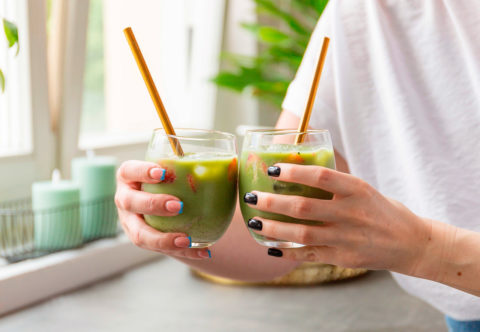Ledové matcha latté s jahodami: Vyzkoušejte trend letošního léta, který osloví i ty, komu doteď zelený čaj matcha nevoněl