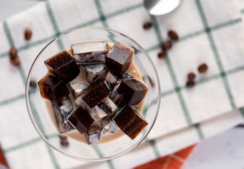 Povzbuzující káva a osvěžující dezert v jednom… Pozvěte své blízké na jedlou kávu neboli Coffee Jelly!