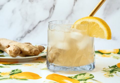 Perfektní do koktejlů, do omáček i jen tak na ledu! Udělejte si doma fermentované zázvorové pivo