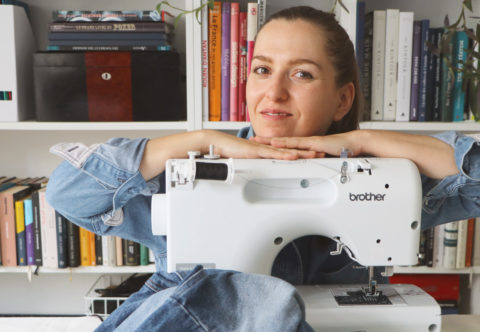 Škola upcyclingu: Ze starých džín nové kousky na sebe i do domácnosti