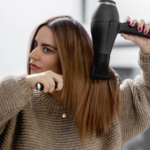 Trápí vás mastné vlasy? Podívejte se, jak mít hlavu déle „fresh“