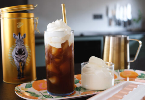 Ledová káva se šlehanou pěnou ze smetanového sýra? Vyzkoušela jsem, jak to chutná