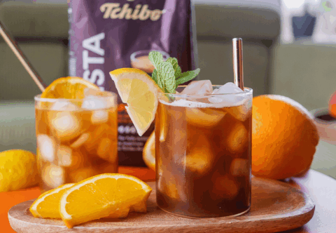 Recept na osvěžující citrusovou kávu Mazagran. Tuhle „kávovou limonádu“ miluji!