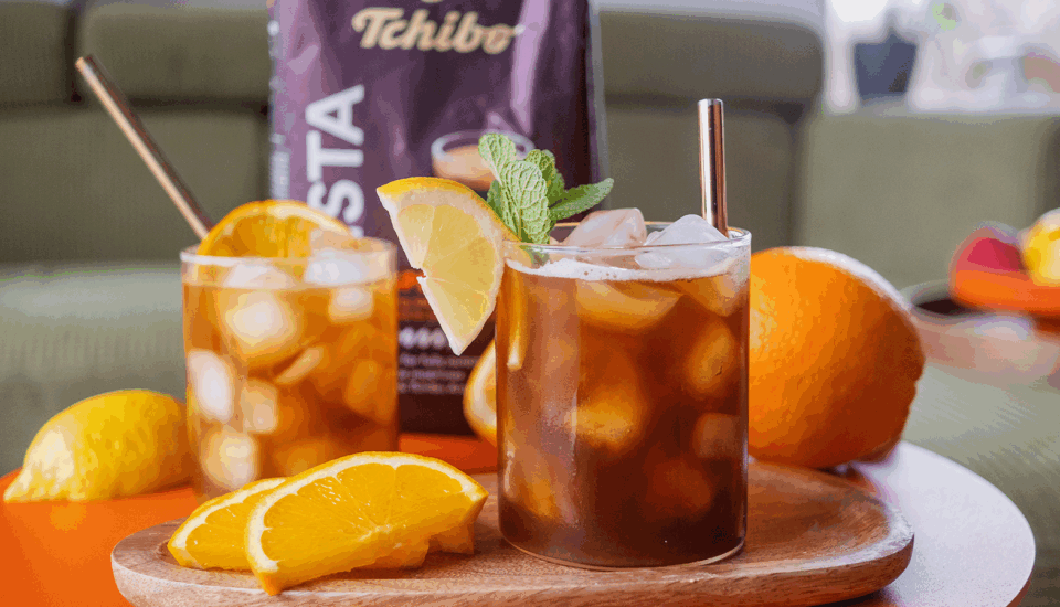 Recept na osvěžující citrusovou kávu Mazagran. Tuhle „kávovou limonádu“ miluji!