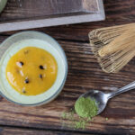 Dezert inspirovaný nápojem z Tchibo: matcha panna cotta s mangovo-maracujovým přelivem