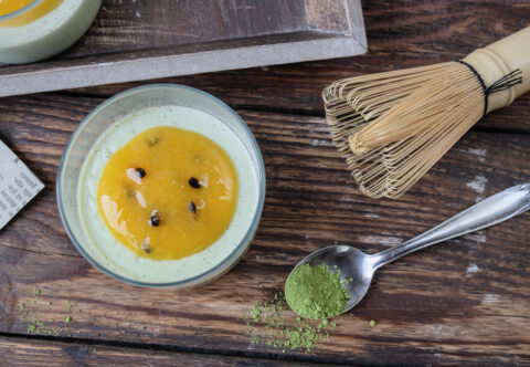 Dezert inspirovaný nápojem z Tchibo: matcha panna cotta s mangovo-maracujovým přelivem