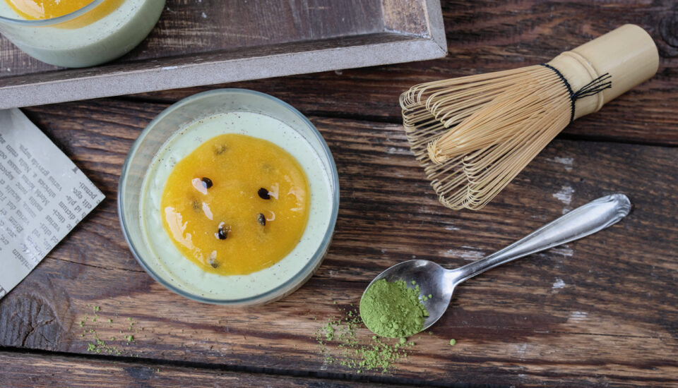 Dezert inspirovaný nápojem z Tchibo: matcha panna cotta s mangovo-maracujovým přelivem