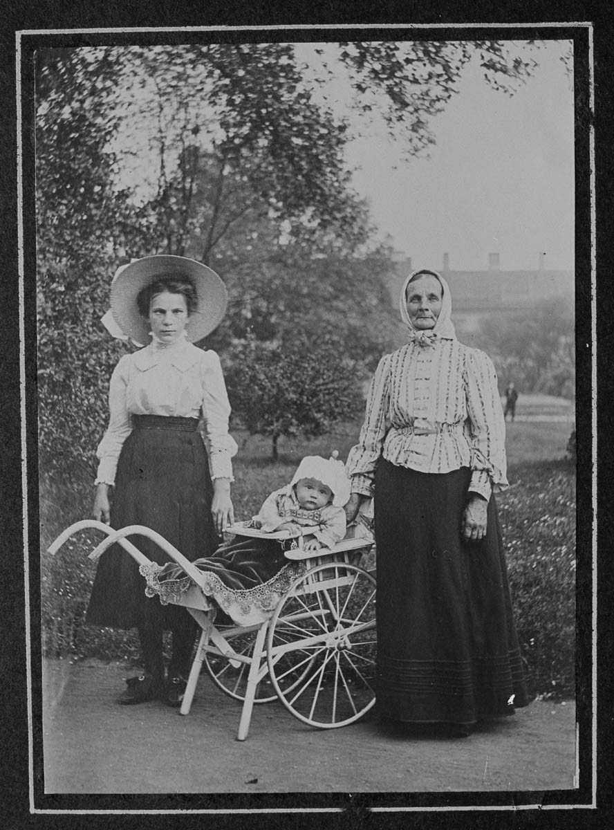 Matka, dítě a babičky pźují na fotku. Foceno 1908-1914. (Zdroj: Jan Honzak/Scheufler Collection/Corbis/VCG via Getty Images)