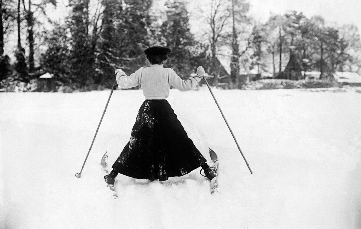 1st December 1908: A woman having a little difficulty controlling her skis in the snow at Northampton. (Photo by Topical Press Agency/Getty Images)