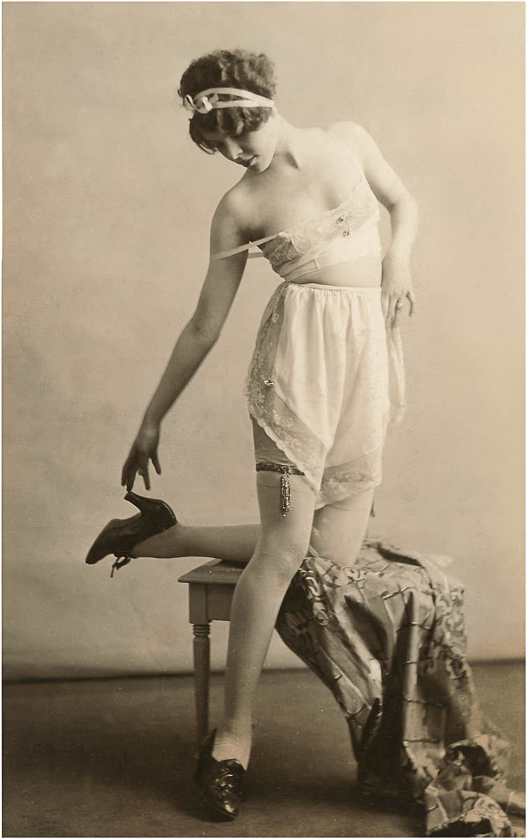 Woman in Underwear and Shoes (Zdroj: Found Image Holdings/Corbis via Getty Images)